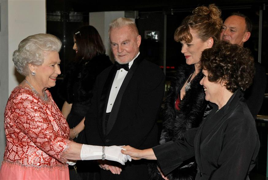 Οταν η βασίλισσα Ελισάβετ συνάντησε τη Ιμέλντα Στόντον (Copyright: AP Photo/Matt Dunham, Pool)
