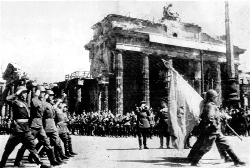 Οι Σοβιετικοί παρελαύνουν στο Βερολίνο το 1945. /copyright Ap Photos