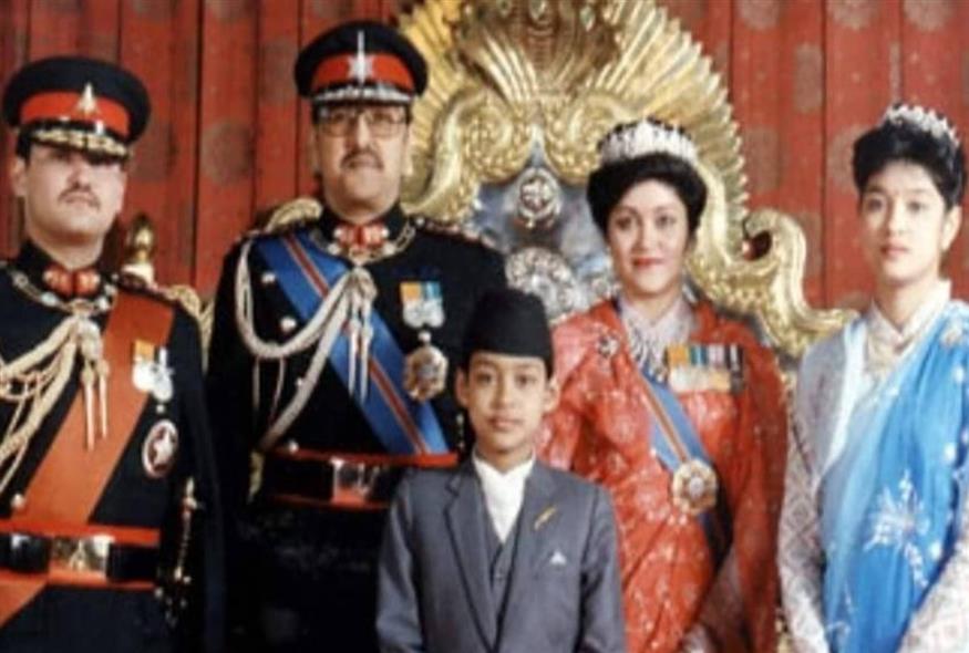 Η βασιλική οικογένεια του Νεπάλ, που ξεκληρίστηκε από τον άνθρωπο που εικονίζεται στην άκρη αριστερά