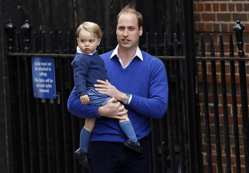 Ο πρίγκιπας Ουίλιαμ μαζί με τον γιο του, Τζορτζ (Copyright: AP Photo/Tim Ireland, File)