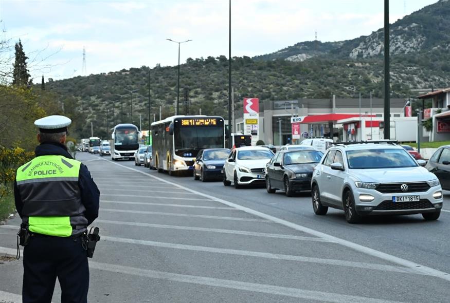 Κίνηση αυτοκινήτων από εκδρομείς στη λεωφόρο Αθηνών στο ύψος Χαϊδαρίου (INTIME)