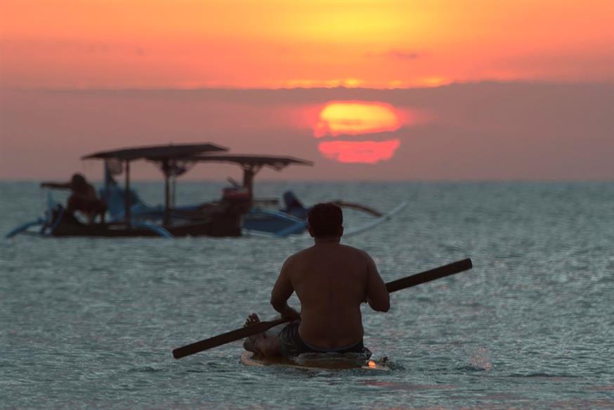 Άνδρας σε παραλία της Ινδονησίας/Associated Press