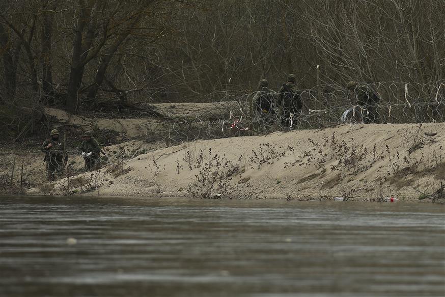 Στρατιώτες στον ποταμό Έβρο  (AP Photo/Emrah Gurel)