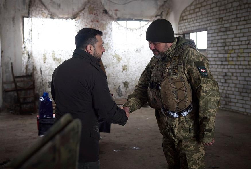 Ο Ζελένσκι στο μέτωπο του πολέμου  (Ukrainian Presidential Press Office via AP)