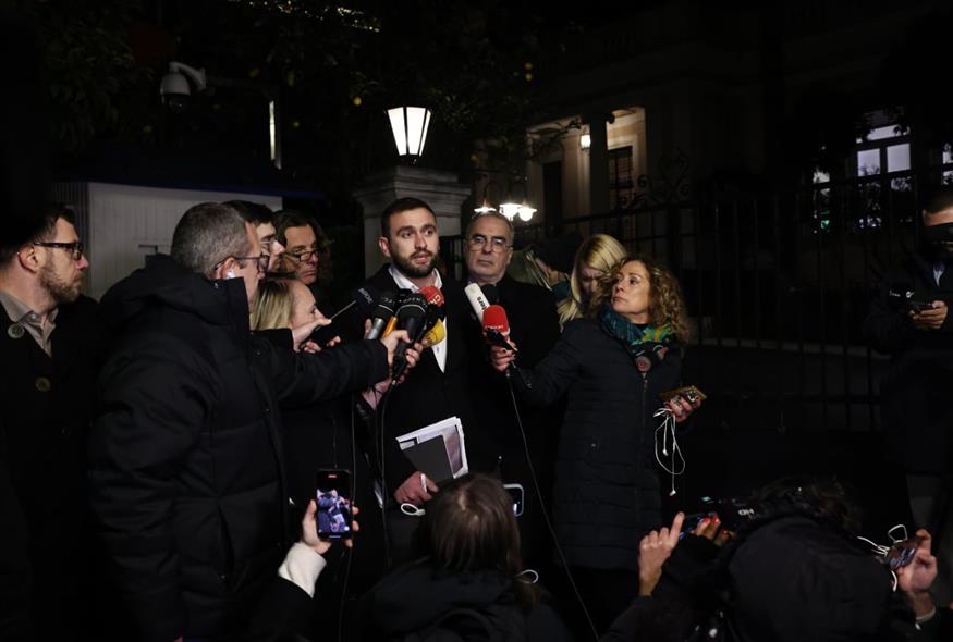 Εκπρόσωποι αγροτών κάνουν δηλώσεις έξω από το Μαξίμου (INTIME NEWS/ΛΙΑΚΟΣ ΓΙΑΝΝΗΣ)