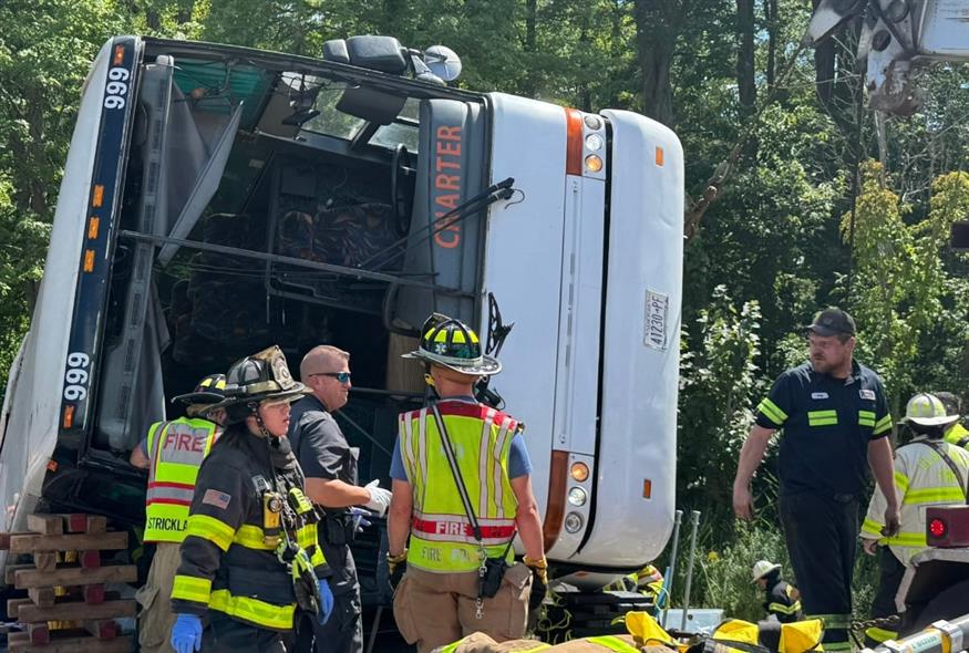 Τουριστικό λεωφορείο ξέφυγε από την πορεία του και ανατράπηκε στη δυτική Νέα Υόρκη (Χ)