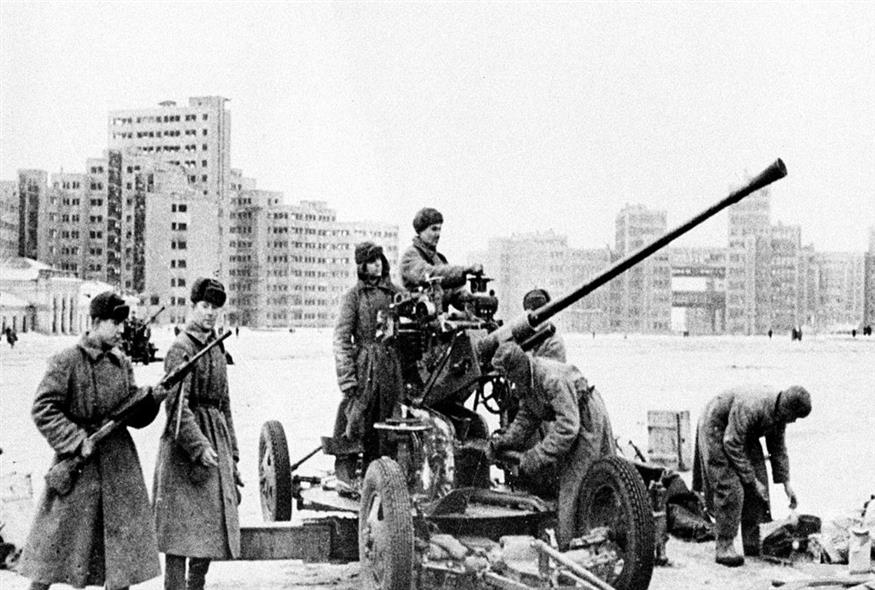 Σοβιετικοί στρατιώτες υπερασπίζονται το Χάρκοβο. /copyright Ap Photos