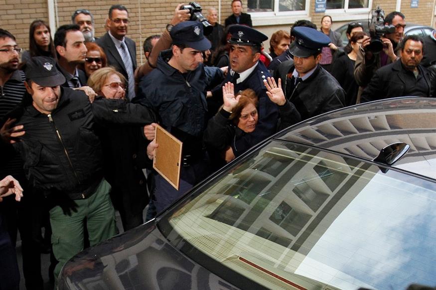 Συγγενείς θυμάτων επιτίθενται στο αυτοκίνητο στο οποίο επέβαινε ο Γενικός Εισαγγελέας της Κύπρου. Το ποινικό δικαστήριο αθώωσε τους τέσσερις κατηγορούμενους! /copyright Ap Photos
