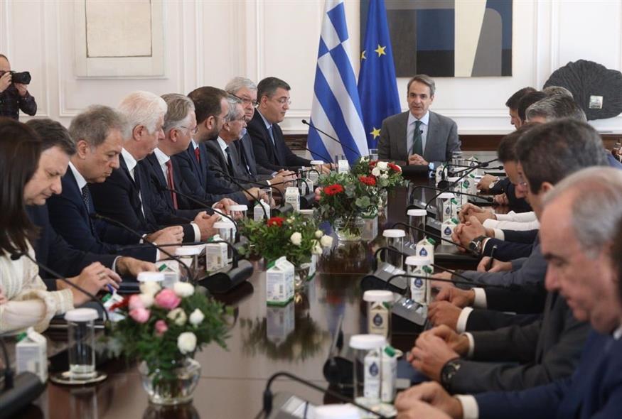 Συνάντηση με τους 13 Περιφερειάρχες της χώρας είχε ο Κυριάκος Μητσοτάκης στο Μέγαρο Μαξίμου (Eurokinissi)