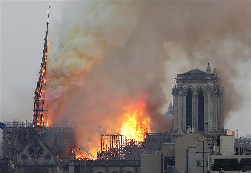 Η Παναγία των Παρισίων στις φλόγες (AP Photo/Thibault Camus)