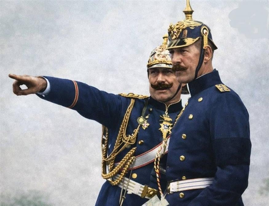 Ο κάιζερ Γουλιέλμος της Γερμανίας κάτι δείχνει στον κουνιάδο του, Κωνσταντίνο της Ελλάδος... Ο Κωνσταντίνος είχε παντρευτεί την αδελφή του Κάιζερ.
