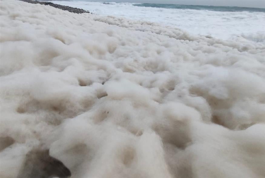 Αφρούς στη θάλασσα στην Παλαίχωρα (zarpanews.gr)