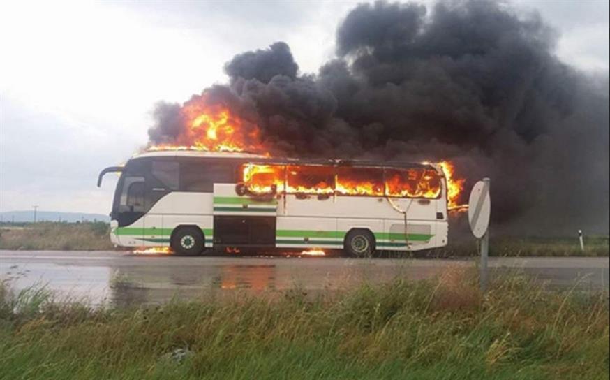 Το λεωφορείο τυλίχθηκε στις φλόγες (twitter)