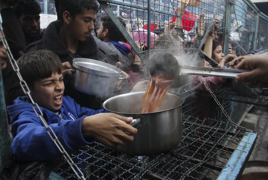 Η «έκρηξη» λιμού παραμονεύει και οι νεκροί αυξάνονται (AP Photo/Mahmoud Essa)