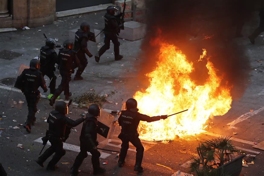 Συγκρούσεις διαδηλωτών - αστυνομίας στην Καταλονία (AP Photo/Manu Fernandez)