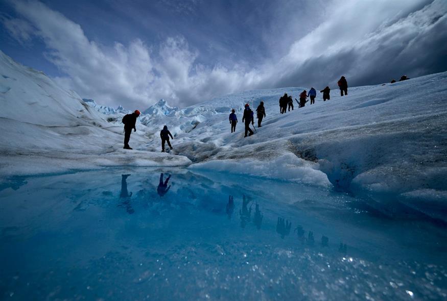Τουρίστες περπατούν στον παγετώνα Perito Moreno στο Εθνικό Πάρκο Los Glaciares, κοντά στο El Calafate, Αργεντινή / AP Photo/Natacha Pisarenko, File