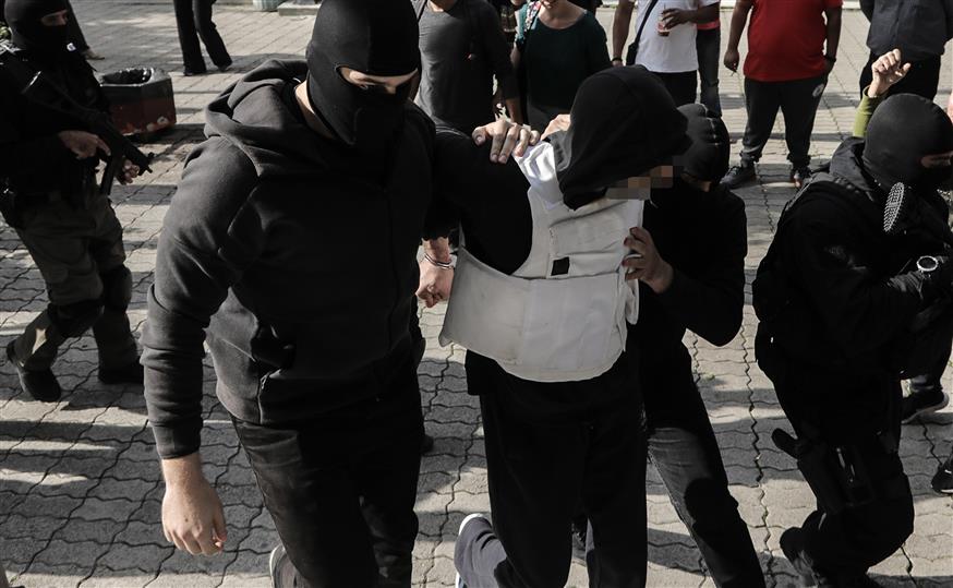 Προφυλακιστέα κρίθηκαν τα φερόμενα ως μέλη της «Επαναστατικής Αυτοάμυνας» (copyright: Eurokinissi)
