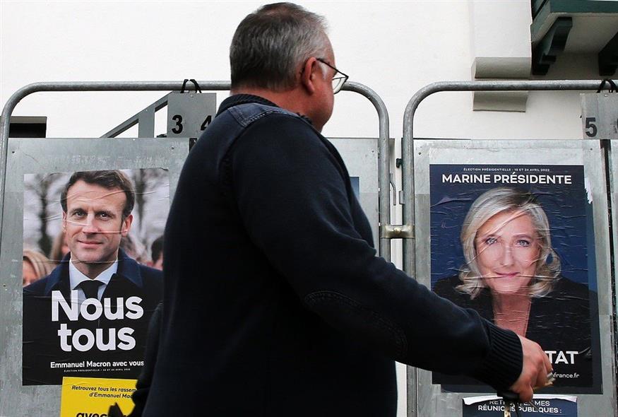 Αφίσες των Μαρκόν και Λεπέν, αδιαμφισβήτητων φαβορί για τον δεύτερο γύρο των προεδρικών εκλογών της Γαλλίας (Associated Press)