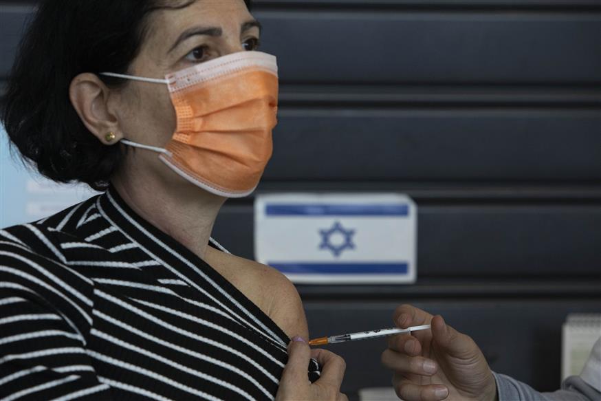 Οι εμβολιασμοί προχωρούν στο Ισραήλ που εφαρμόζεται όμως και αποτελεσματική θεραπεία για ασθενείς με κορονοϊό! / AP Photos