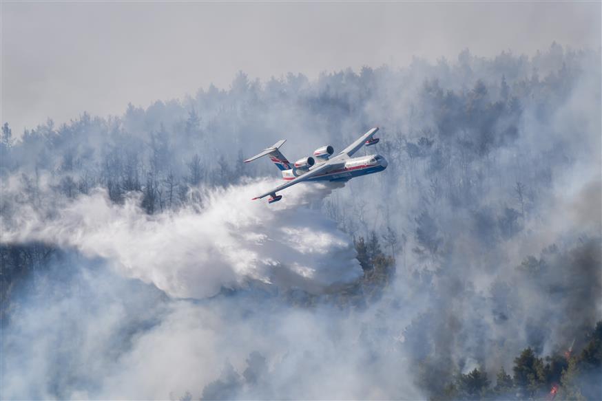 Φωτιά στα Βίλια. Ρίψη νερού από πυροσβεστικό αεροσκάφος Beriev  (EUROKINISSI/ ΤΑΤΙΑΝΑ ΜΠΟΛΑΡΗ)