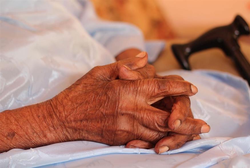 Χέρια ηλικιωμένου (Φωτογραφία αρχείου/AP Photo/Raymond Simpson)