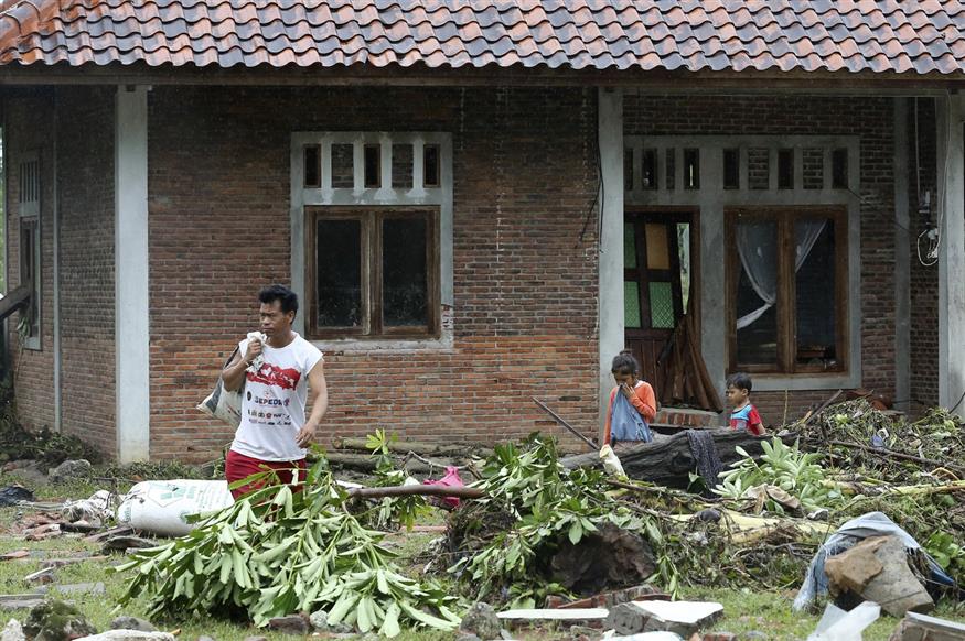 Μετρούν τις πληγές τους οι επιζώντες από το τσουνάμι στην Ινδονησία  (AP Photo/Tatan Syuflana)