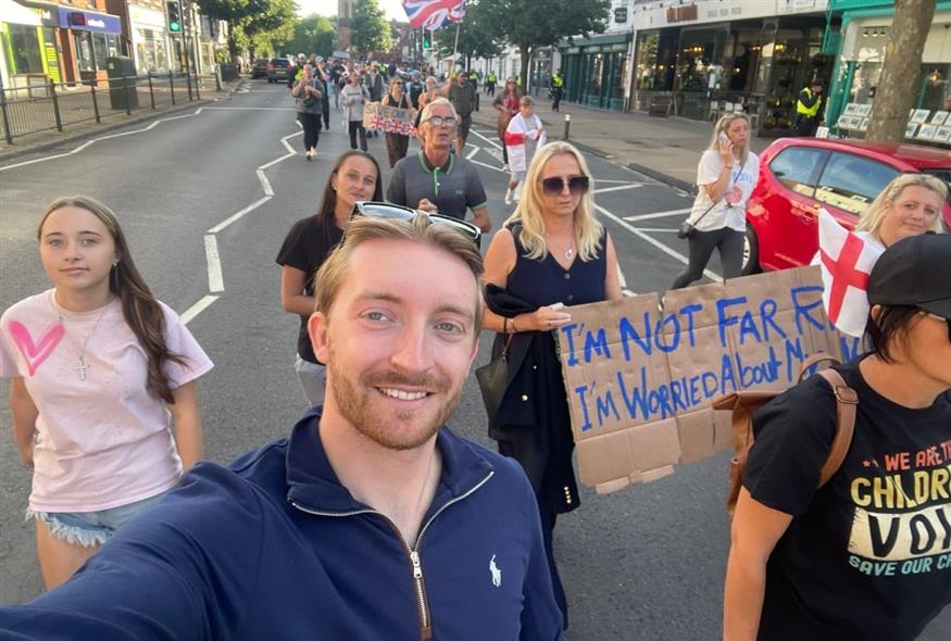 Νέα επεισόδια έξω από ξενοδοχείο στη Βρετανία - Γονείς κατά αιτούντων άσυλου (Χ)