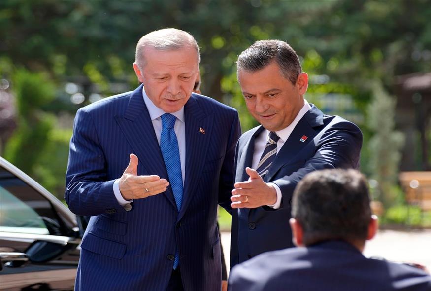 Ερντογάν και Οζέλ (Burhan Ozbilici/AP)