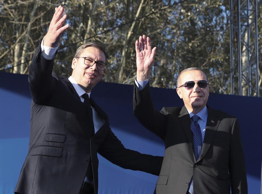 Οι πρόεδροι της Σερβίας, Βούτσιτς, και της Τουρκίας, Ερντογάν (Presidential Press via AP, pool))