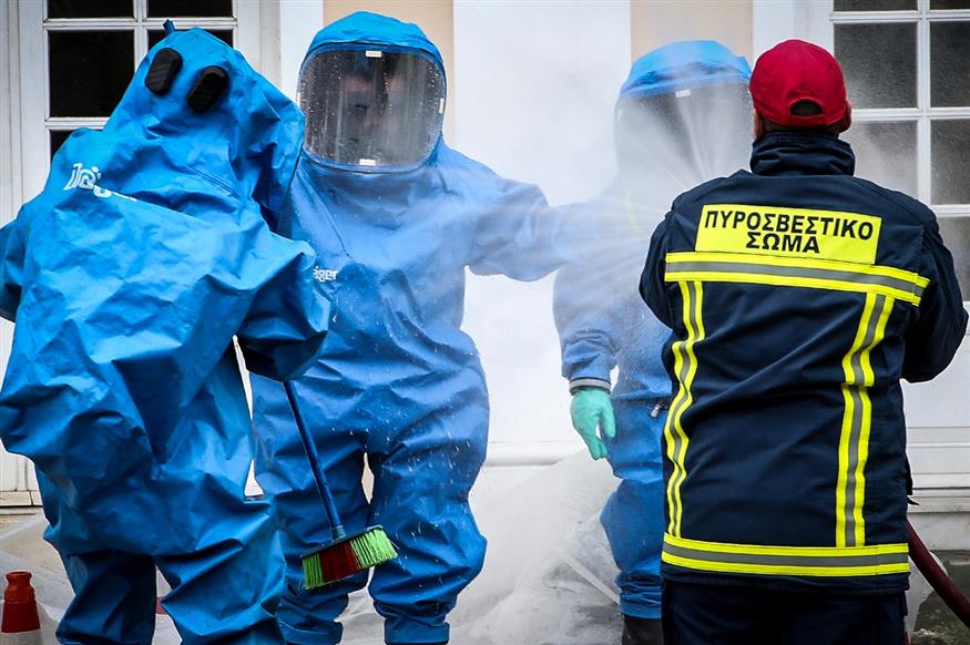 Φάκελος με «ύποπτη» σκόνη εντοπίστηκε στα ΕΛΤΑ Κέρκυρας, με παραλήπτη το Ιόνιο Πανεπιστήμιο και άνδρες των αρχών ασφαλείας το εξετάζουν (EUROKINISSI/ΣΥΝΕΡΓΑΤΗΣ)