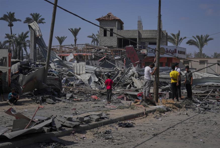 Τόνοι πυρομαχικών που έχουν θαφτεί κάτω από ερείπια στη Γάζα (AP)