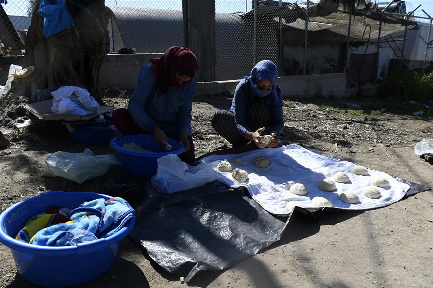 Γυναίκες πρόσφυγες ζυμώνουν ψωμί  (AP Photo/Michael Varaklas)