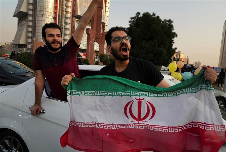 Φίλαθλοι με την σημαία του Ιράν (AP)