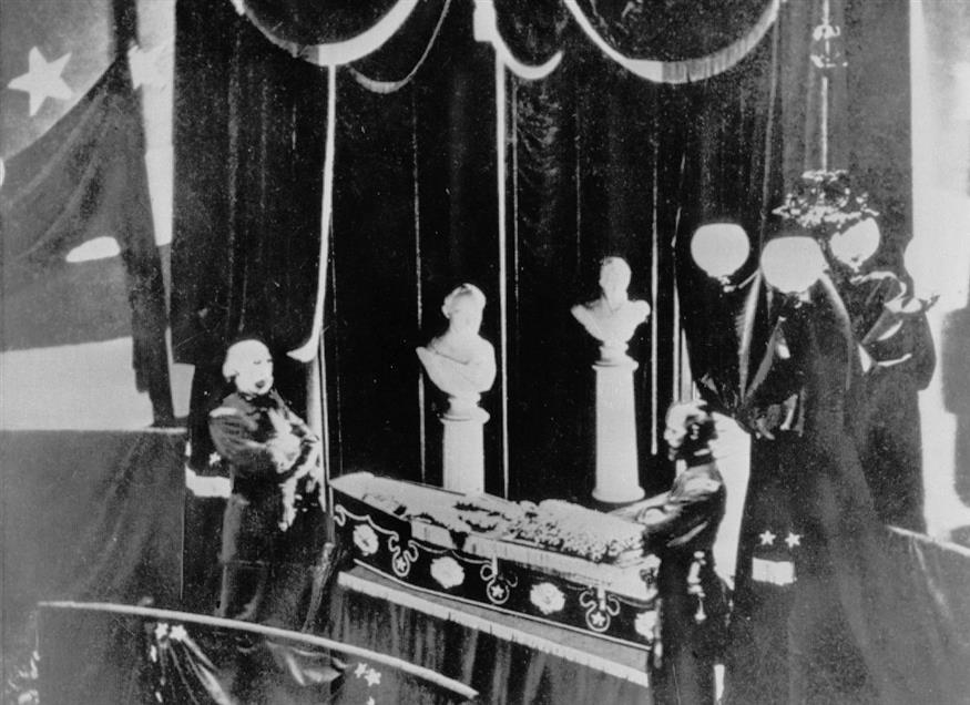 Ο νεκρός του Λίνκολν στο φέρετρο. /copyright Ap Photos