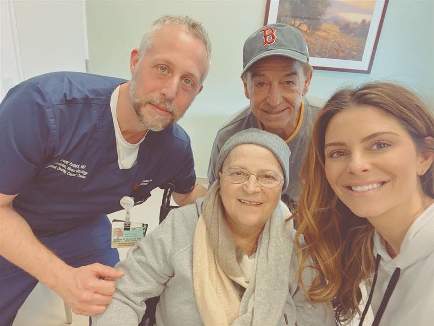 Η Μαρία Μενούνος μαζί με τους γονείς της και τον γιατρό (Copyright: Instagram)