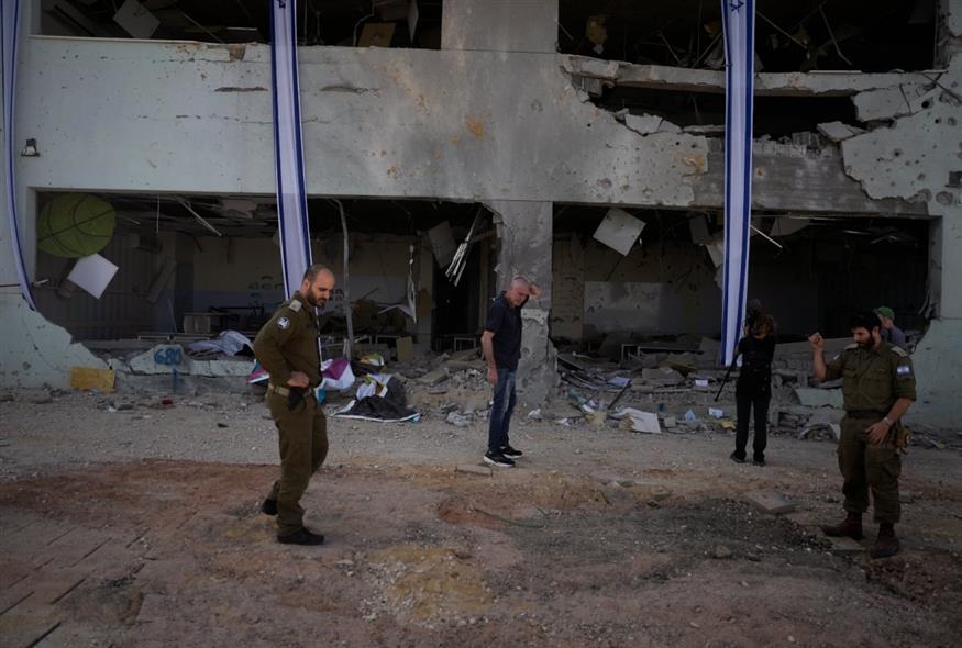 Το διαλυμένο κτήριο όπου στεγαζόταν το δημοτικό σχολείο (AP)