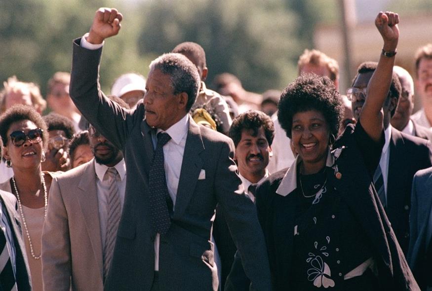 Ο Νέλσον Μαντέλα με τη σύζυγό Γουίνι μετά την αποφυλάκισή του. /copyright Ap Photos