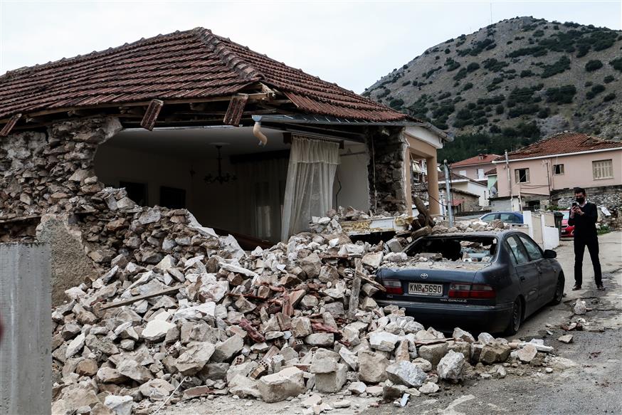 Kατεστραμμένο κτίριο από τον σεισμό (Intime)