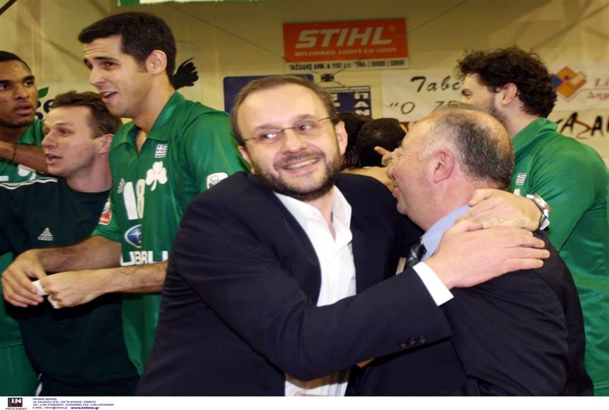 Ο Μάουτο Μπερούτο αγκαλιάζει τον Βλάση Σταθοκωστόπουλο μετά την κατάκτηση του Κυπέλλου το 2008