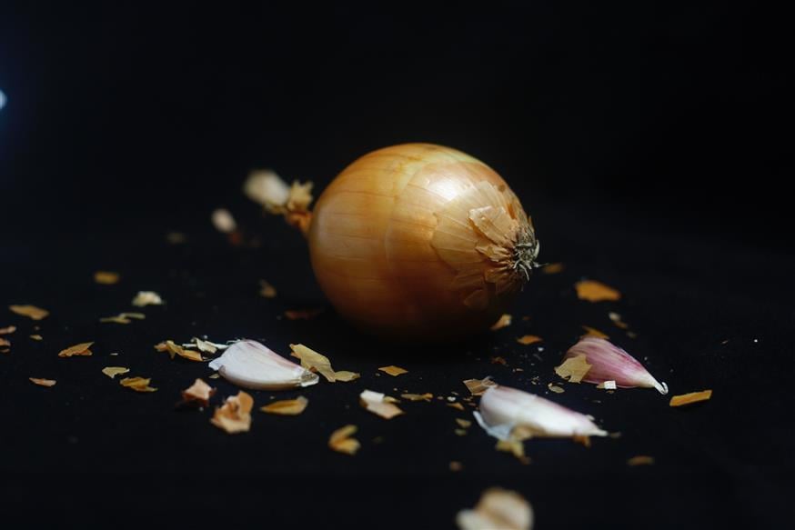 Τα καραμελωμένα κρεμμύδια δίνουν γεύση σε διαφορετικών τύπων πιάτα / φωτογραφία: Visual sorcerer (Unsplash)