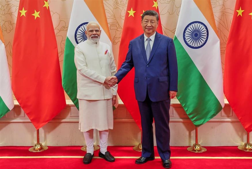Ο Κινέζος πρόεδρος Σι Τζινπίνγκ και ο Ινδός πρωθυπουργός Ναρέντρα Μόντι (Indian Prime Minister's Office via AP)