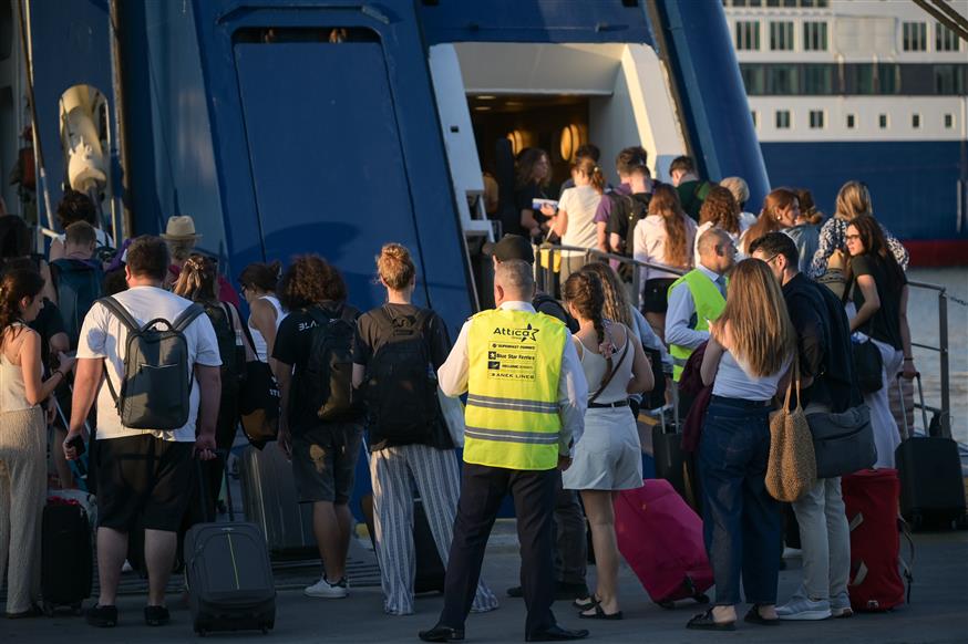 Η έξοδος των αδειούχων κορυφώνεται: 100% πληρότητα στα πλοία (EUROKINISSI) Η έξοδος των αδειούχων κορυφώνεται: 100% πληρότητα στα πλοία (EUROKINISSI)