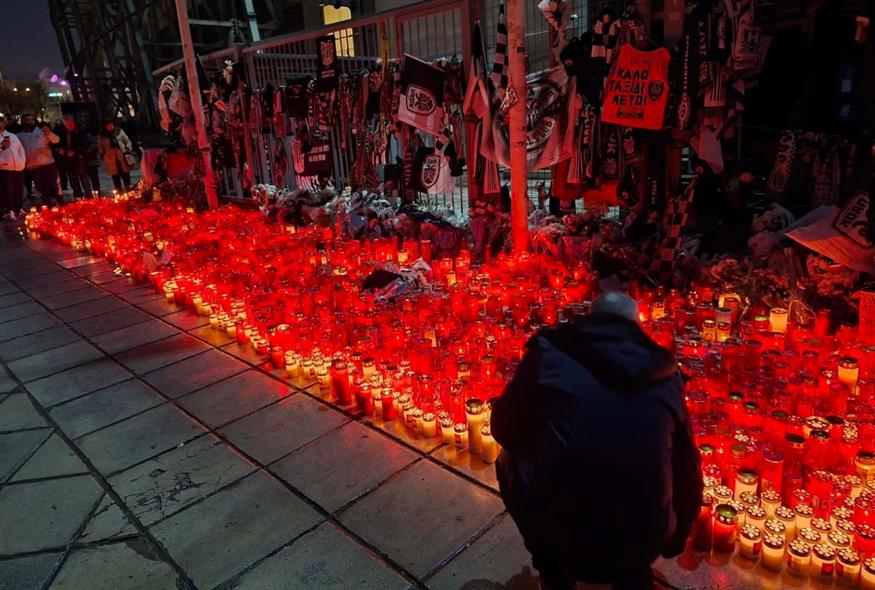 Βαρύ πένθος για την οικογένεια του ΠΑΟΚ - Λουλούδια και κεριά στην Τούμπα (Ethnos.gr)