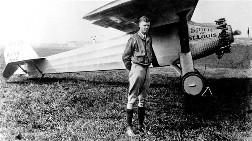 Ο Λίντμπεργκ με το θρυλικό αεροπλάνο του, που πέταξε πάνω από τον Ατλαντικό