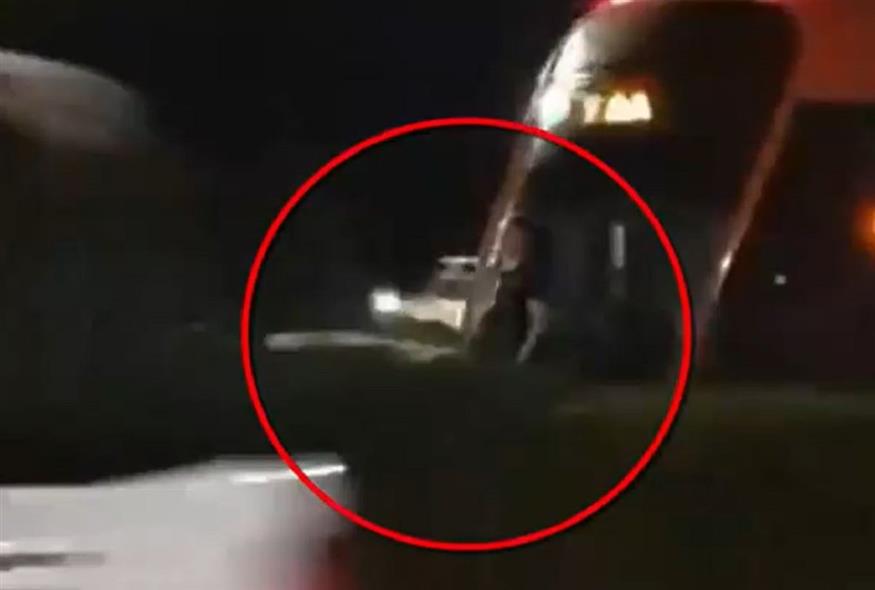 Νεαρός κρατιέται από το Τραμ (GLOMEX)