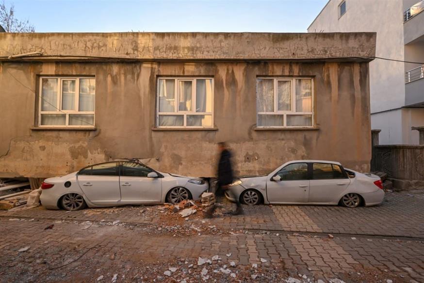 Κτίριο αναπήδησε από το σεισμό και… προσγειώθηκε σε αυτοκίνητα! /TRT HABER