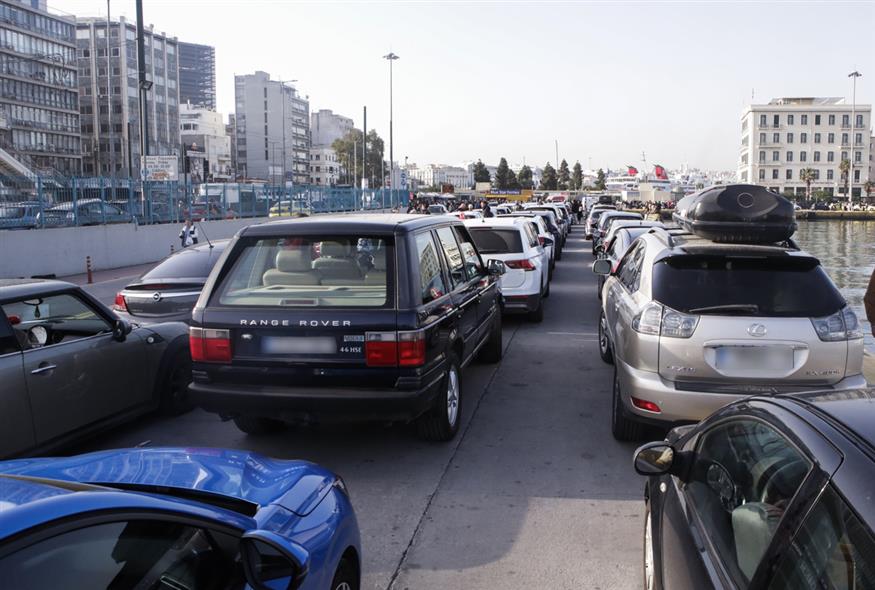 Αυξημένη κίνηση στους δρόμους του Πειραιά / ΑΝΑΣΤΑΣΗΣ ΝΑΡΕΚΙΑΝ/ EUROKINISSI