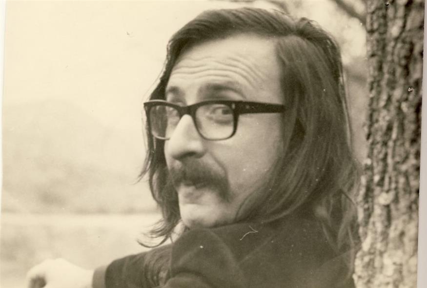 Το 1972, ο Διονύσης Σαββόπουλος δήλωνε «είμαι ένας Έλλην που παίζει ροκ». Σήμερα, δηλώνει «γέρος για ροκ»