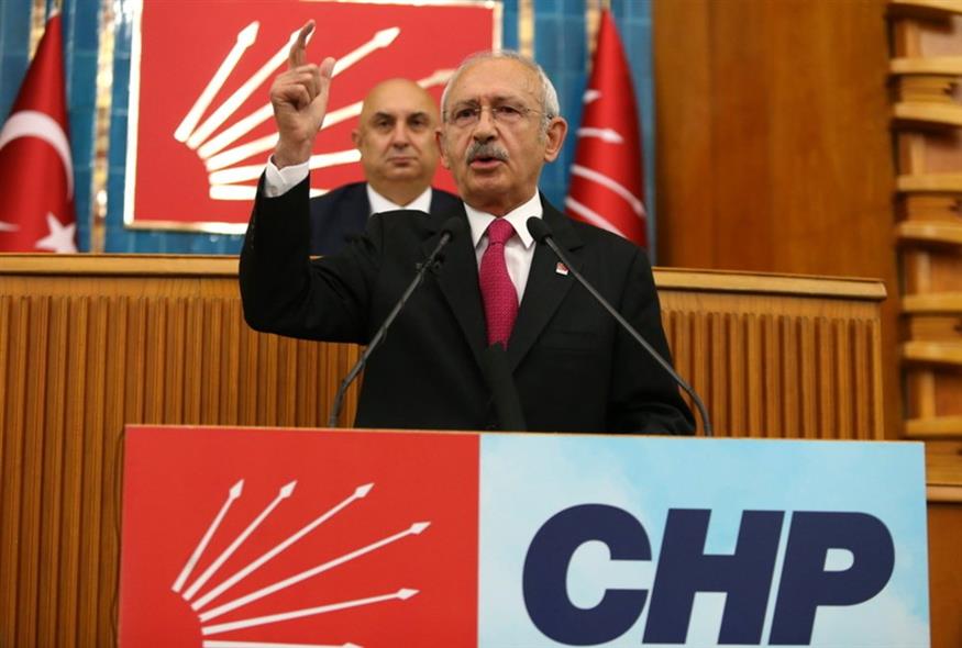 Ο ηγέτης του Ρεπουμπλικανικού Λαϊκού Κόμματος (CHP) Κεμάλ Κιλιτσντάρογλου απευθύνεται στα μέλη του CHP κατά τη συνεδρίαση της ομάδας τους στο κοινοβούλιο στην Άγκυρα / EPA