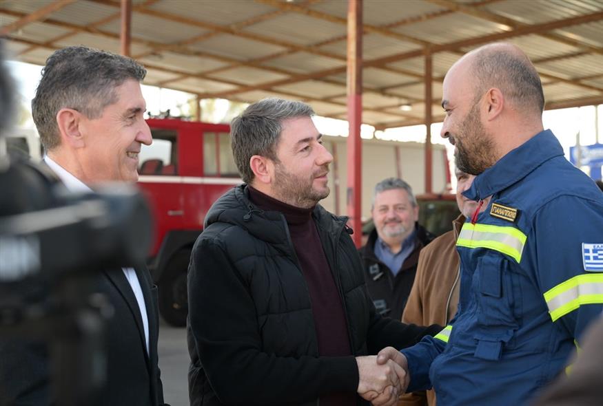 Το σώμα εθελοντών διασωστών και πυροσβεστών στον Δήμο Δυτικής Αχαΐας επισκέφθηκε ο Νίκος Ανδρουλάκης. (ΓΡΑΦΕΙΟ ΤΥΠΟΥ ΠΑΣΟΚ-ΚΙΝΗΜΑ ΑΛΛΑΓΗΣ/EUROKINISSI)